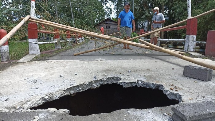 jembatan di trenggalek jebol