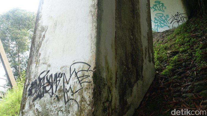 Jembatan Rel KA Pangukan, Sleman, jadi sasaran aksi vandalisme, Kamis (20/1/2022).