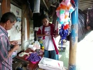 Kakek Nenek di Jakbar Rela Kebanjiran demi Jaga Gerobak Dagangan
