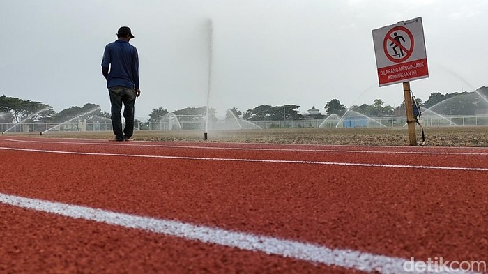 Keren! Lintasan Atletik di Garut Berstandar Internasional Garut memiliki lintasan atletik berstandar internasional. Berlokasi di Stadio RAA Adiwijaya, lintasan ini sudah selesai dibangun bulan lalu. Lihat yuk.