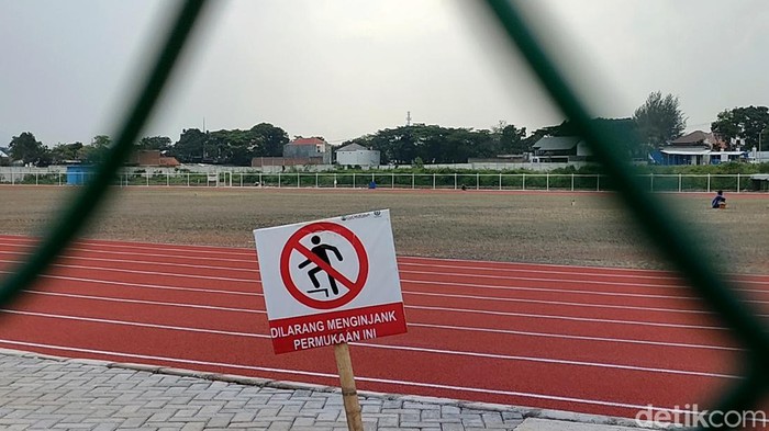 Keren! Lintasan Atletik di Garut Berstandar Internasional Garut memiliki lintasan atletik berstandar internasional. Berlokasi di Stadio RAA Adiwijaya, lintasan ini sudah selesai dibangun bulan lalu. Lihat yuk.