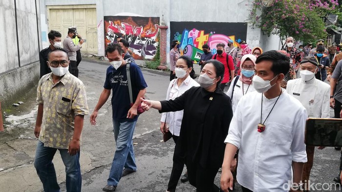 Ketua DPP PDI Perjuangan Puan Maharani didampingi Wali Kota Solo Gibran Rakabuming Raka, mengunjungi Kampung Batik Laweyan, Solo, Kamis (20/1/2022).