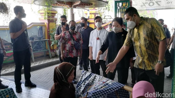 Ketua DPR Puan Maharani didampingi Wali Kota Solo Gibran Rakabuming Raka mengunjungi Kampung Batik Laweyan, Solo, Kamis (20/1/2022).