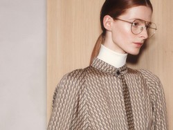 10 Koleksi Busana Victoria Beckham Pra Musim Gugur 2022, Hadirkan Monogram