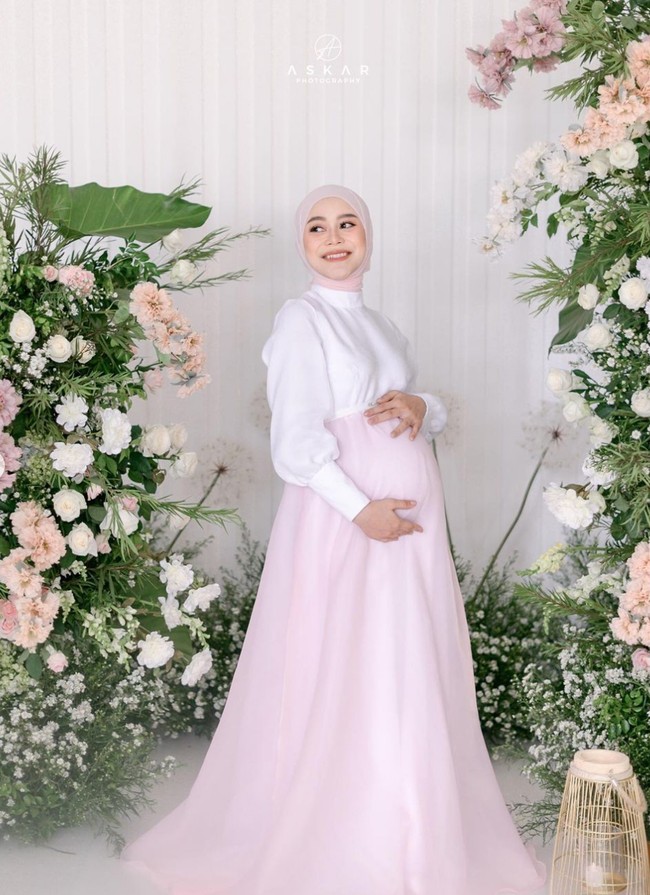 Lesti Kejora tampil anggun dan feminin dalam balutan gaun panjang dengan aksen balon pada bagian lengan, sementara jilbab dibuat simpel namun tetap stylish. Foto: Instagram