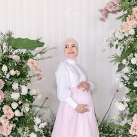 Lesti Kejora tampil anggun dan feminin dalam balutan gaun panjang dengan aksen balon pada bagian lengan, sementara jilbab dibuat simpel namun tetap stylish. Foto: Instagram