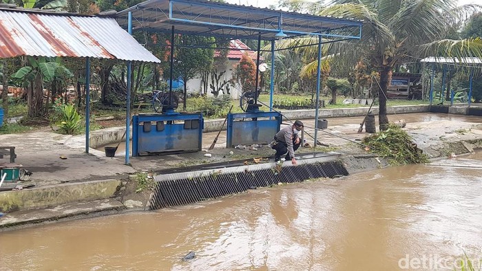 Polisi menunjukkan saluran irigasi tempat penemuan mayat di Banjarnegara.