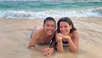 Sering menjalani waktu bersama, kini Susan Sameh tak lagi malu menunjukkan kebersamaannya dengan Fajar Alfian. Foto: Instagram @susansameeh