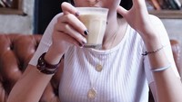 Menikmati secangkir kopi, jadi agenda rutin Susan jika sedang tidak sibuk. Foto: Instagram @susansameeh