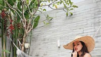 Terakhir ini pose cantik Susan menikmati sarapan atau floating breakfast saat sedang berlibur di Bali.  Foto: Instagram @susansameeh