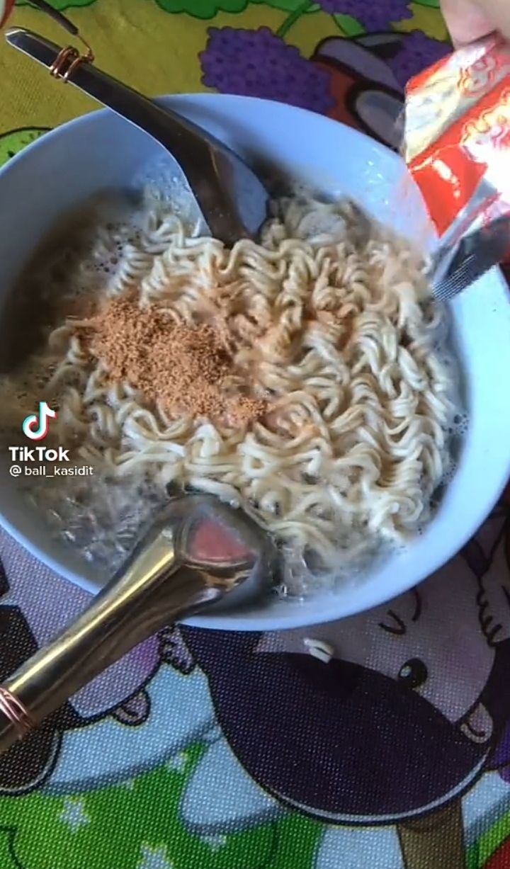 Netizen Thailand Punya Cara Masak Mie Nyeleneh