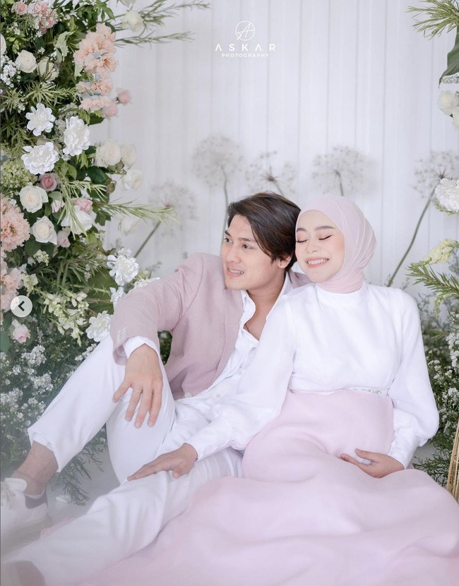 Latar belakang bernuansa pink-putih membuat pemotretan kehamilan Lesti Kejora berkesan romantis. Foto: Instagram/@kencana_mas_official