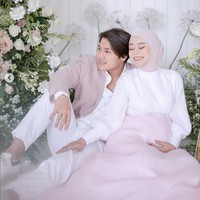 Latar belakang bernuansa pink-putih membuat pemotretan kehamilan Lesti Kejora berkesan romantis. Foto: Instagram/@kencana_mas_official