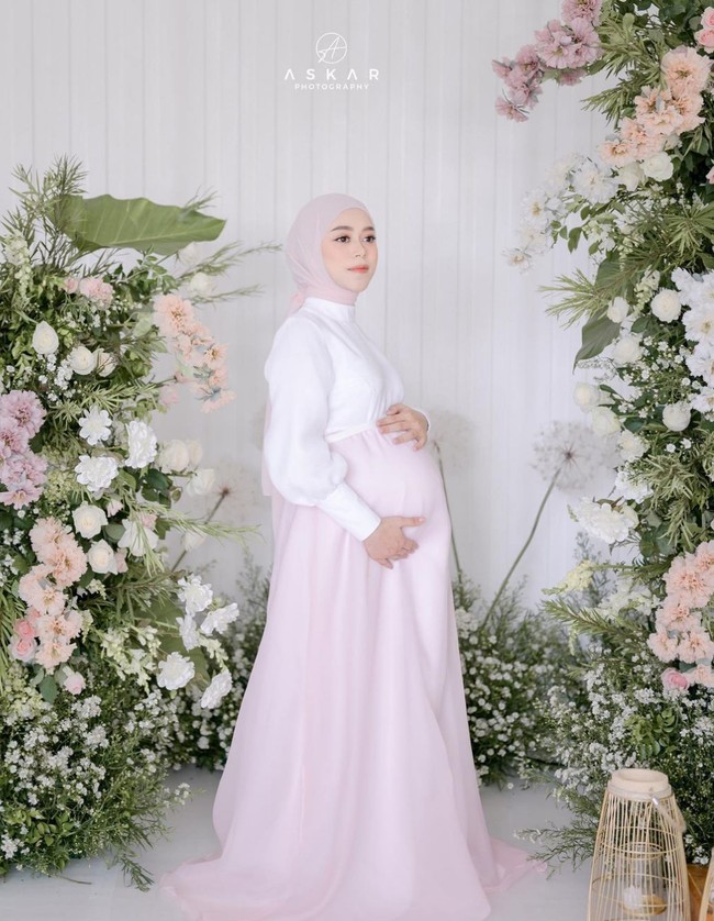 Pemotretan kehamilan Lesti Kejora digarap oleh Askar Photography, dengan tema warna dusty pink dan putih. Foto: Instagram/@kencana_mas_official