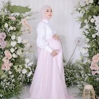 Pemotretan kehamilan Lesti Kejora digarap oleh Askar Photography, dengan tema warna dusty pink dan putih. Foto: Instagram/@kencana_mas_official