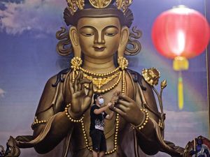 Membersihkan Patung Budha