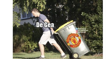 Meme De Gea membawa keranjang sampah MU. Foto: Twitter
