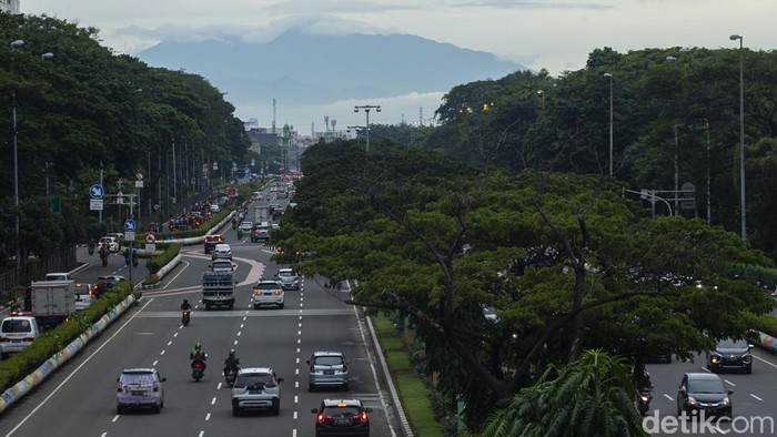 Jakarta terlihat cerah setelah diguyur hujan sore tadi. Keindahan Gunung Gede Pangrango pun dapat dinikmati dari jembatan Kemayoran, Jakarta.