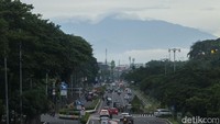 Gunung Gede Pangrango tersebut dinikmati para pengendara yang melintas.
