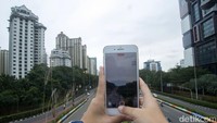 Mereka mengabadikan keindahan tersebut menggunakan smartphone.