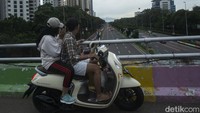 Sejumlah pengendara mengabadikan keindahan gunung di jembatan Kemayoran, Jakarta, Kamis (20/1/2022).
