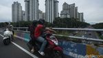 Menikmati Pemandangan Gunung di Jembatan Kemayoran