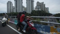 Ada yang berhenti sambil pemandang Gunung Gede Pangrango.