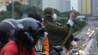 Tampak warga mengabadikan Gunung Gede Pangrango yang terlihat dari Jakarta.