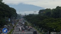Setelah diguyur hujan lebat pemandangan gunung pun terlihat dengan jelas.