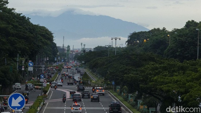 Jakarta terlihat cerah setelah diguyur hujan sore tadi. Keindahan Gunung Gede Pangrango pun dapat dinikmati dari jembatan Kemayoran, Jakarta.