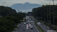 Gunung Gede Pangrango terlihat dari jembatan Kemayoran, Jakarta, Kamis (20/1/2022).