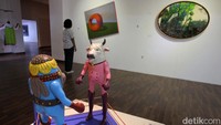 Pameran yang diselenggarakan rutin setiap tahunnya ini tidak hanya menampilkan karya seni lukis namun juga ada seni instalasi, seni cetak kain, seni patung dan lainnya.