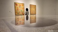 Pengunjung mengamati sejumlah karya seni yang dipamerkan pada gelaran pameran seni rupa bertanjuk After Mooi Indie Minangkarta di Galeri RJ Katamsi ISI Yogyakarta, Kamis (20/1/2022).