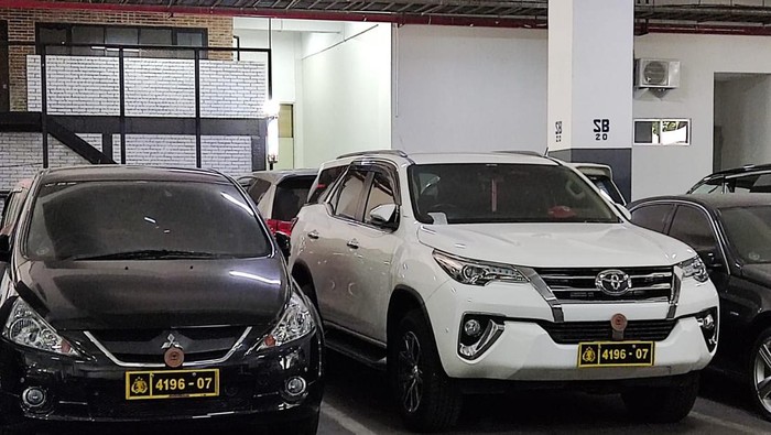 Mobil Arteria Dahlan mejeng di gedung Nusantara II DPR RI, Senayan, Jakarta Pusat. Bagaimana sederet fakta mobil Arteria Dahlan yang punya pelat sama?