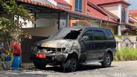 Mobil dinas tersebut dibakar saat terparkir di halaman rumah pribadinya.