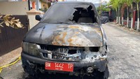 Belum diketahui secara pasti siapa pelaku yang nekat membakar mobil pelat merah itu.