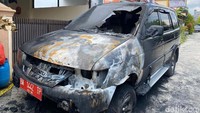Tampak bagian depan mobil hangus dan kaca depan pecah. Mobil tersebut merupakan kendaraan dinas Kepala Keamanan Lembaga Pemasyarakatan (Lapas) Gobah. 