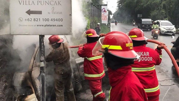 Mobil Terbakar di Bogor