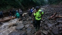 Diketahui, longsor terjadi di dua titik yakni daerah Sokokembang dan Tinalum.