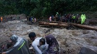 Longsor di dua titik tersebut membuat relawan terjebak longsor sehingga akhirnya terpaksa melewati longsor yang membentuk DAS dengan ukuran sekitar dari 5 meter menjadi 50 meter untuk menghindari longsor susulan.