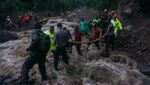 Momen Warga Menyelamatkan Diri Usai Terjebak Longsor di Pekalongan