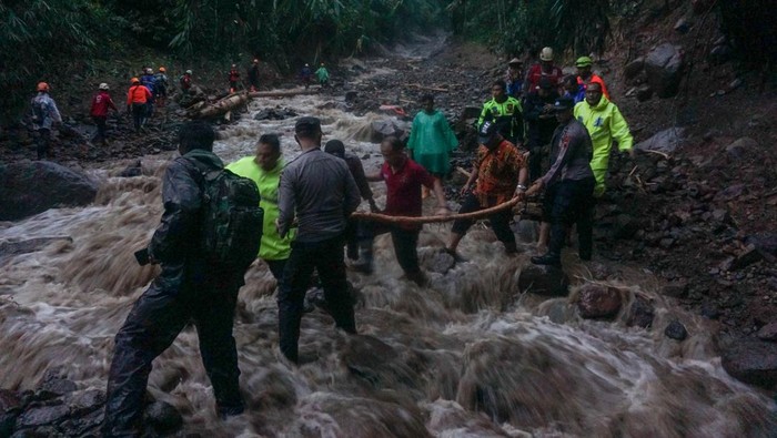 Sejumlah warga evakuasi diri melewati longsor di kawasan Petungkriono, Kabupatan Pekalongan. Longsor yang terjadi di dua titik membuat warga terjebak longsor.