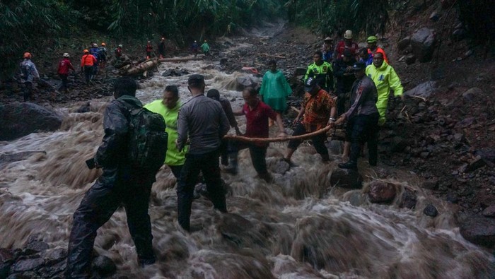 Momen Warga Menyelamatkan Diri Usai Terjebak Longsor di Pekalongan Sejumlah warga evakuasi diri melewati longsor di kawasan Petungkriono, Kabupatan Pekalongan. Longsor yang terjadi di dua titik membuat warga terjebak longsor.