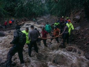 Momen Warga Menyelamatkan Diri Usai Terjebak Longsor di Pekalongan
