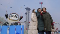 Dengan lebih dari dua minggu sebelum pembukaan Olimpiade Musim Dingin Beijing, penduduk ibukota China mengatakan mereka kecewa karena tidak dapat menghadiri acara karena pembatasan virus corona yang membuat beberapa bagian kota di-lockdown. (AP/Andy Wong)