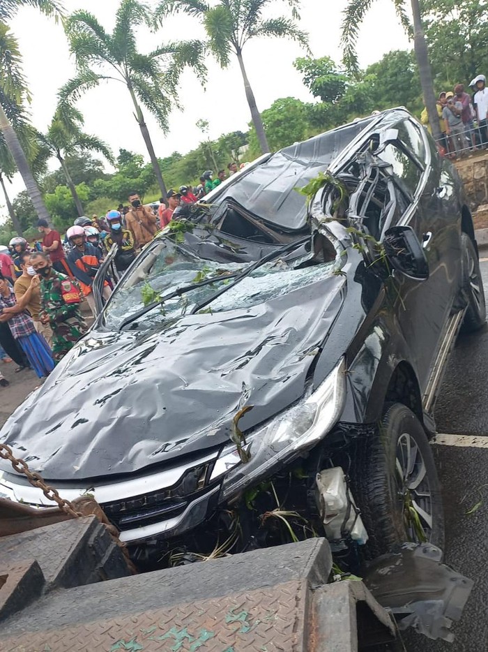 Pajero nyemplung ke parit di Tangsel hingga ringsek (Dok istimewa)