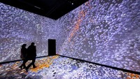 Pengunjung juga menyaksikan penampilan karya-karya Monet dengan cara yang tak biasa. Foto: Getty Images/Morris MacMatzen
