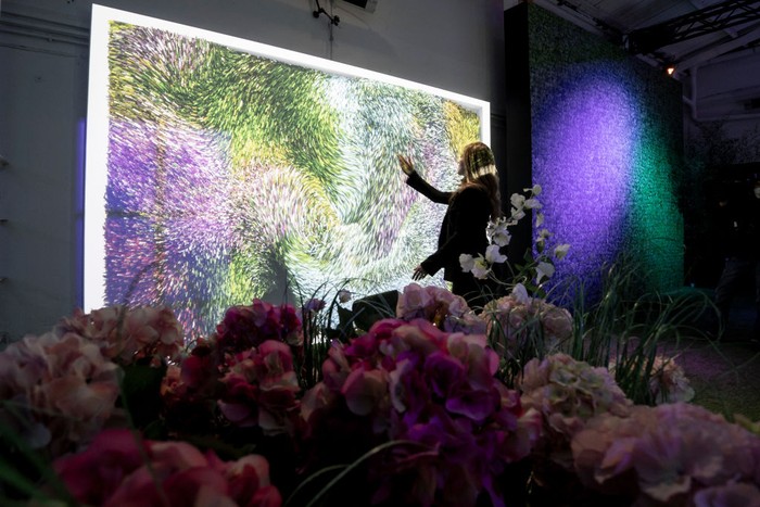 Pameran Seni Interaktif Claude Monet BERLIN, GERMANY - JANUARY 12: Visitors watch illuminated renditions of Claude Monet paintings on the opening day of the
