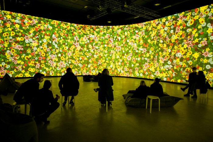 Pameran Seni Interaktif Claude Monet BERLIN, GERMANY - JANUARY 12: Visitors watch illuminated renditions of Claude Monet paintings on the opening day of the