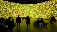 Di sini, para penikmat seni juga bisa merasakan mengelilingi ruangan layaknya berada di dalam lukisan Monet.  Foto: Getty Images/Morris MacMatzen